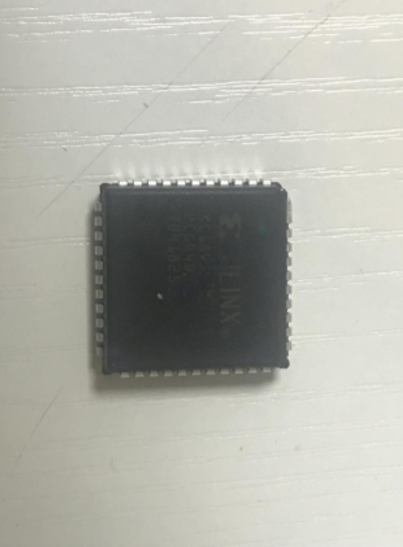 XC18V04PCG44C
